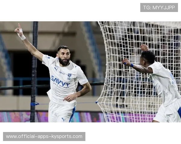 利雅得新月官宣本泽马身披90号球衣加盟