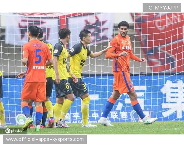 朱辰杰禁区内泰山压顶头球解围，稳固申花防守体系