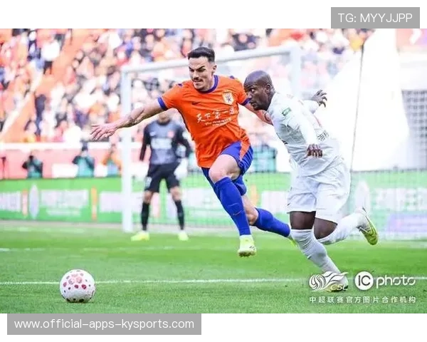 辽宁铁人边路被打穿多次，禁区保护空当明显